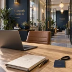 Espace coworking paris 6 au calme, table bureau et lumière naturelle